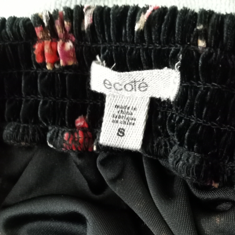 Ecote Black Velvet Red Roses Skater Skirt - Size: S - Picture 6 of 7